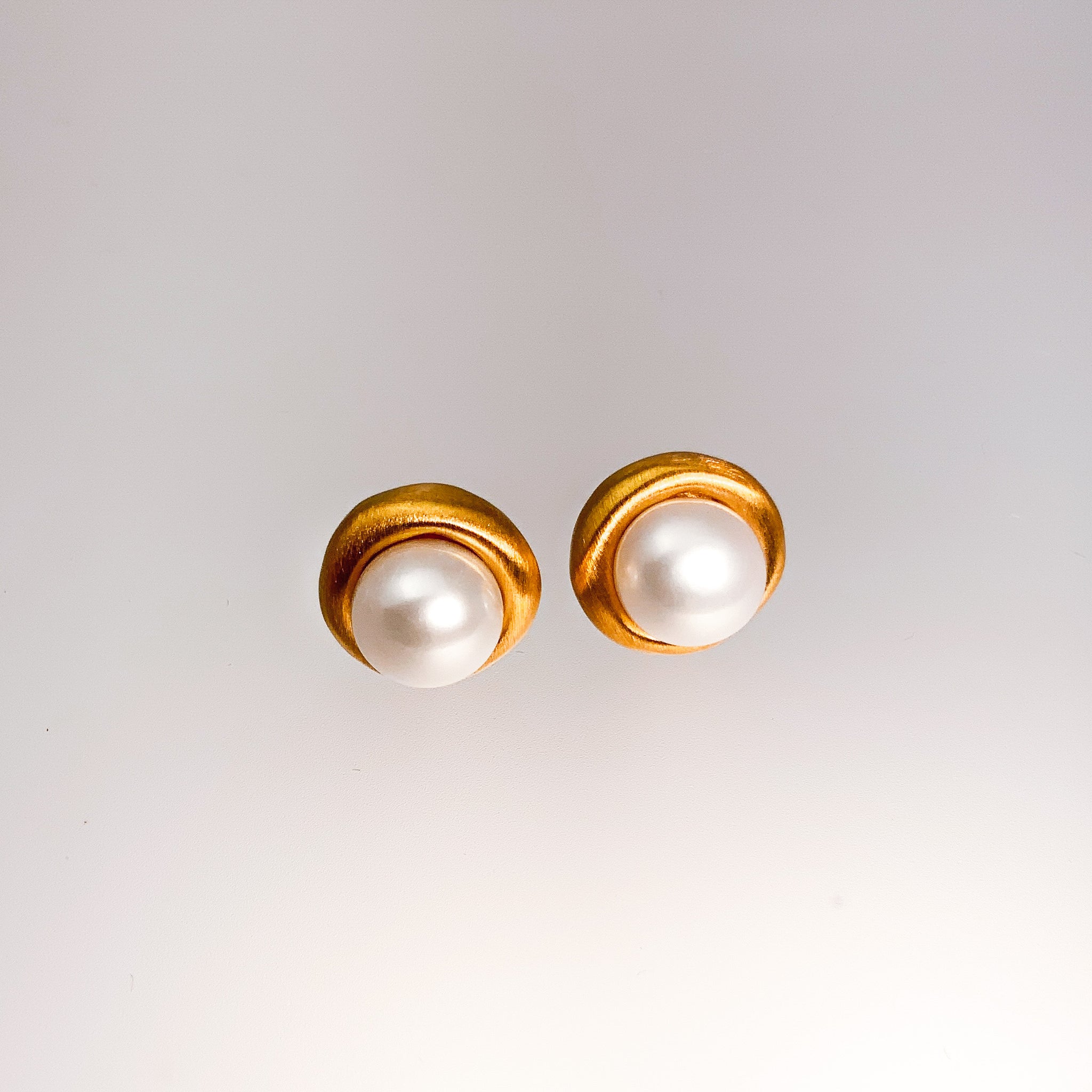 LARGE CIRCLE WITH PEARL VERMEIL EARRINGS