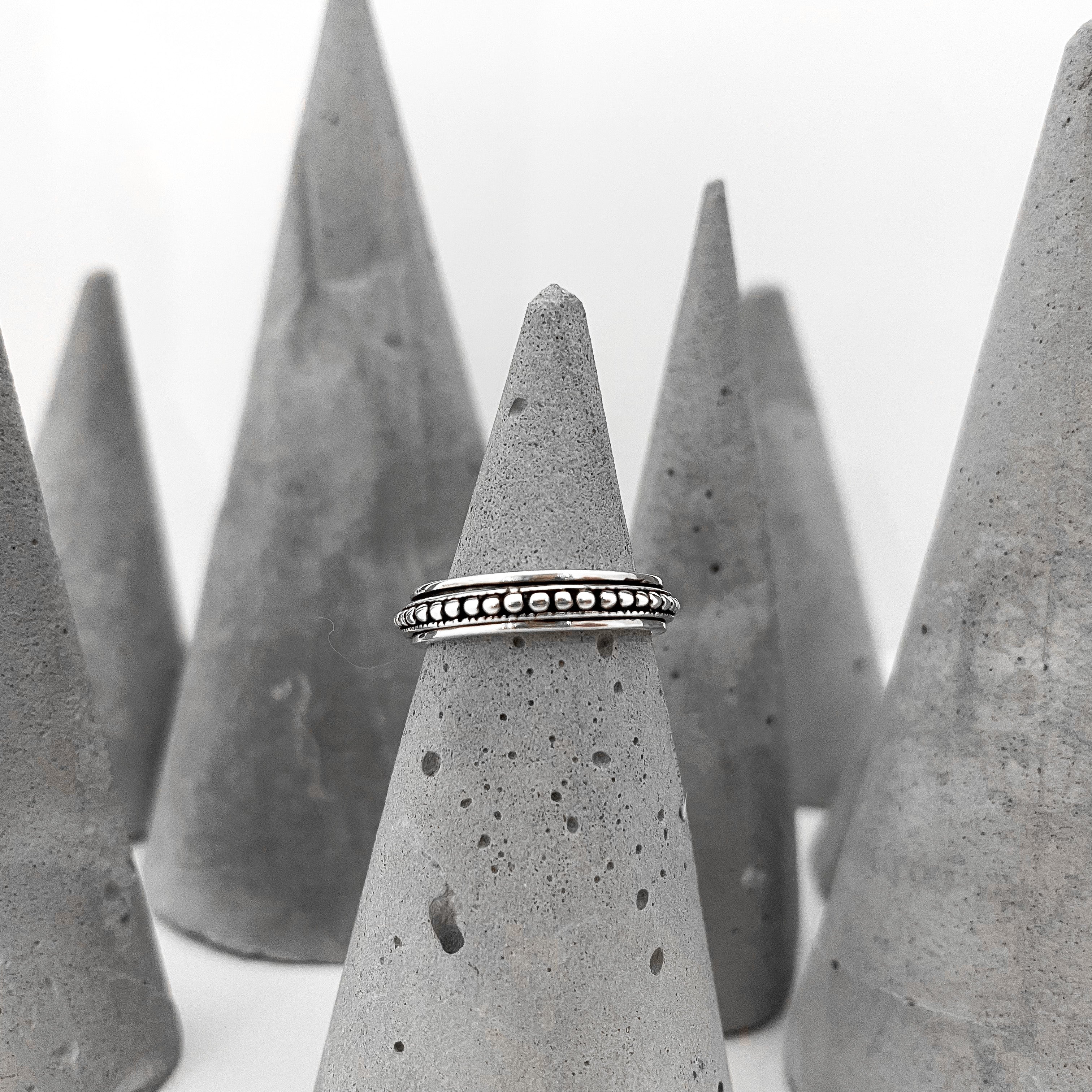 OXIDIZED DOTTED SPINNER RING
