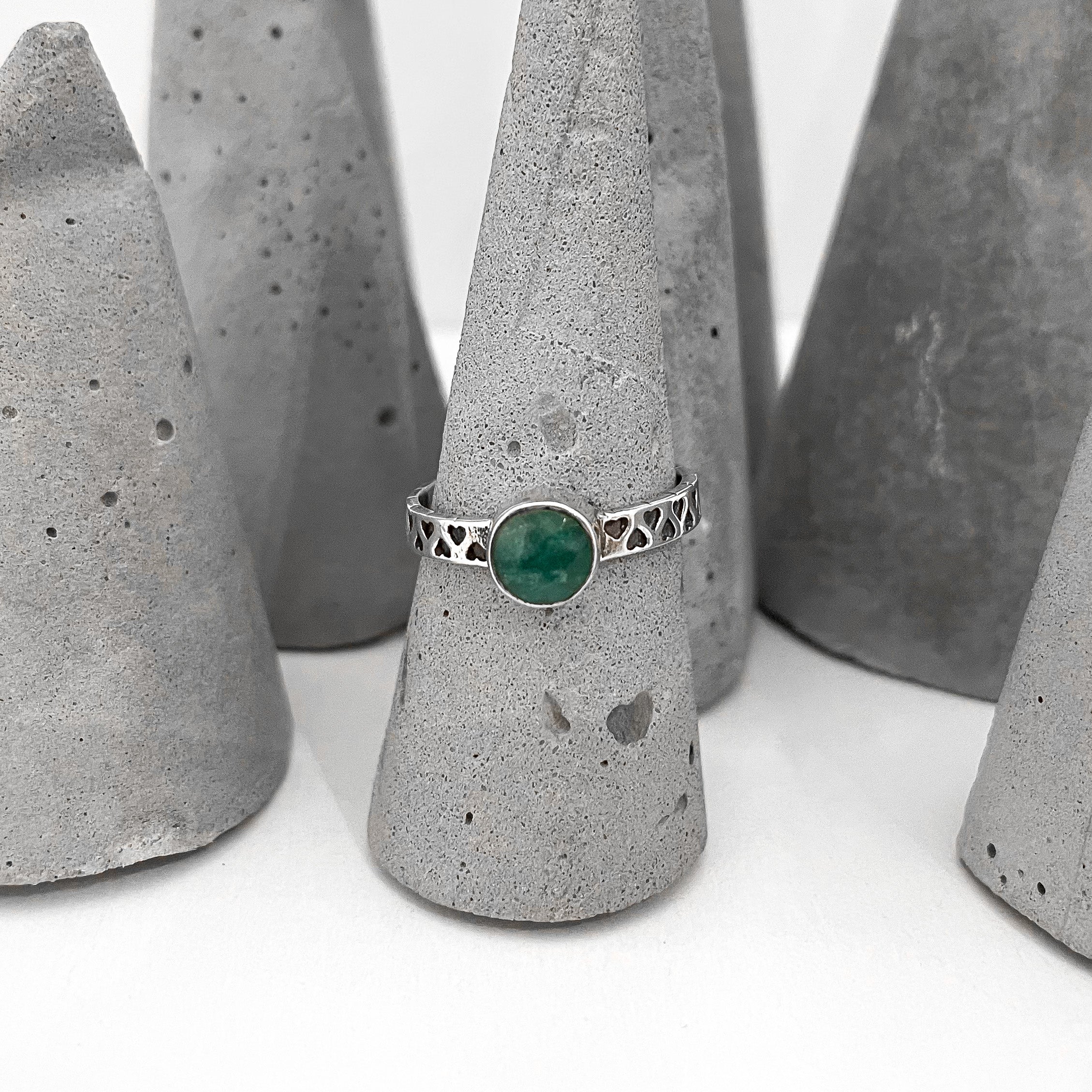 CIRCLE EMERALD W/ HEARTS AROUND THE BAND STERLING SILVER RING