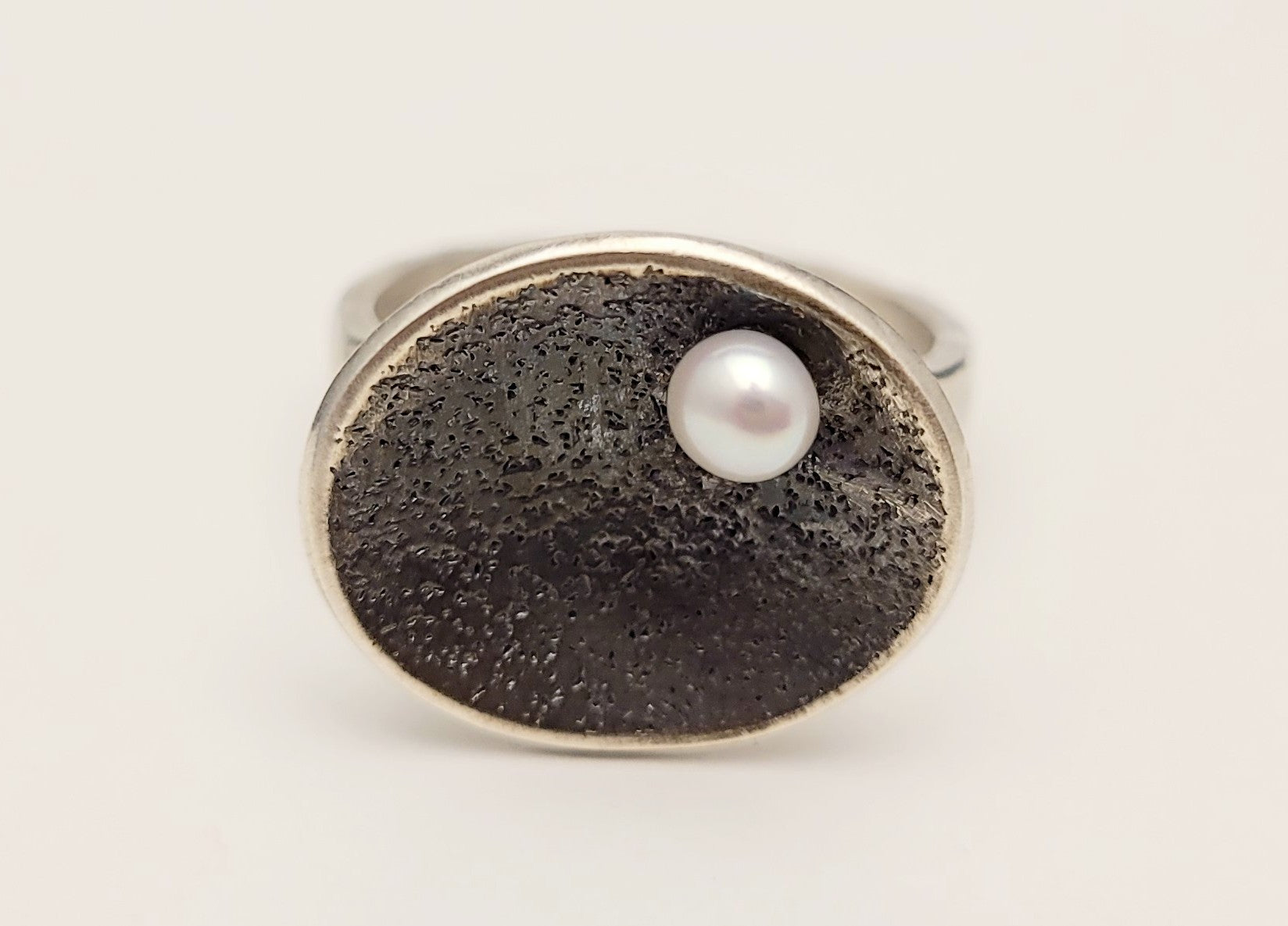 OXIDIZED STERLING RING WITH WHITE PEARL