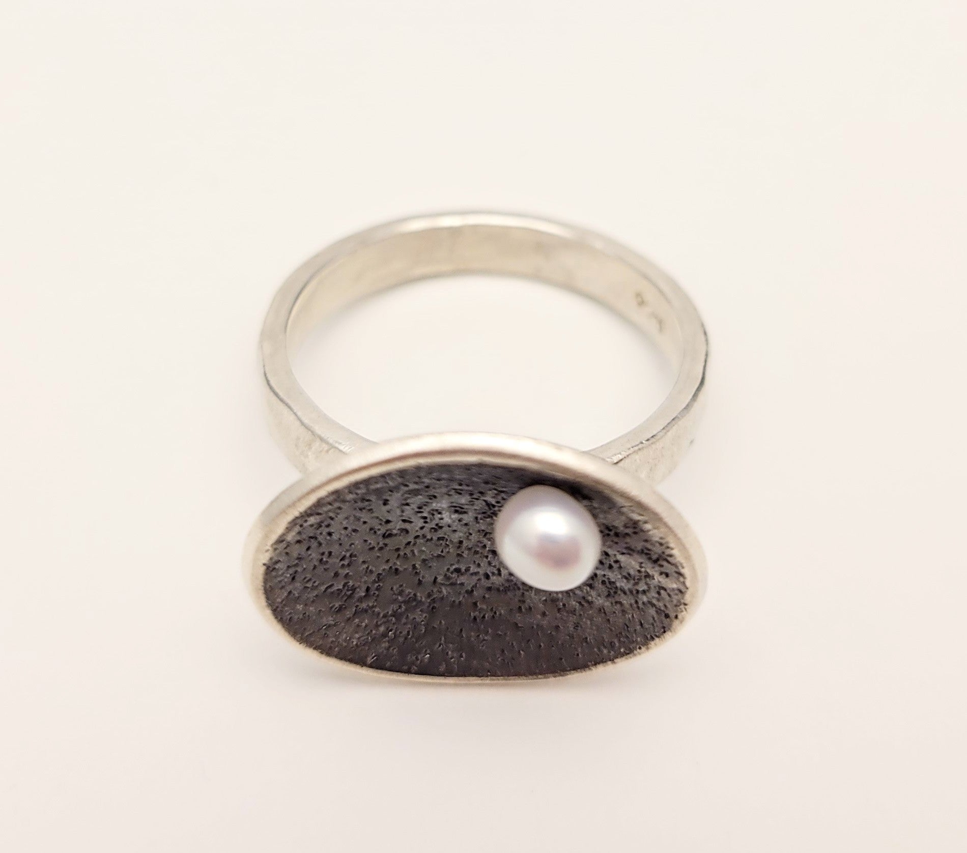 OXIDIZED STERLING RING WITH WHITE PEARL