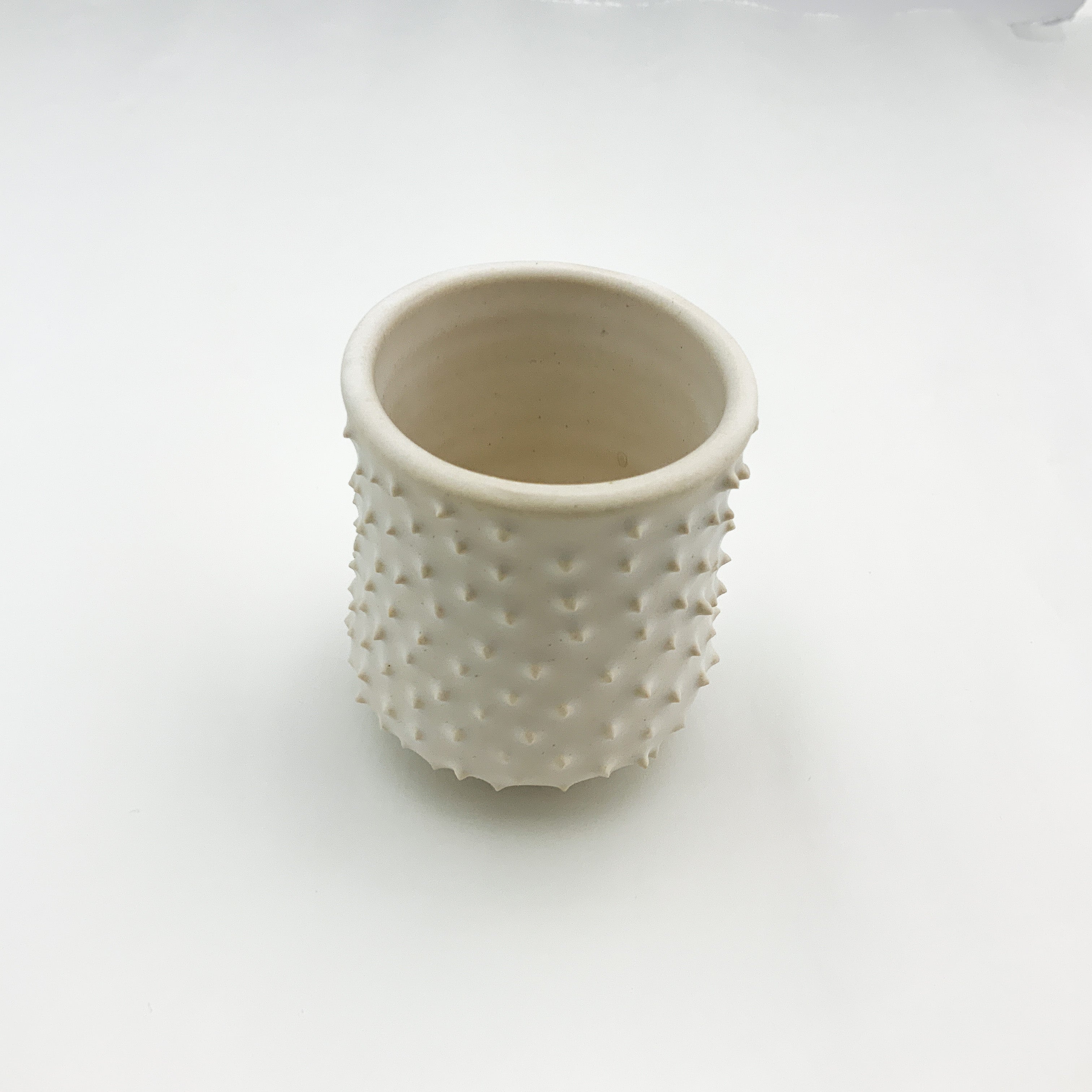 SMALL SPIKED CERAMIC CUP - WHITE