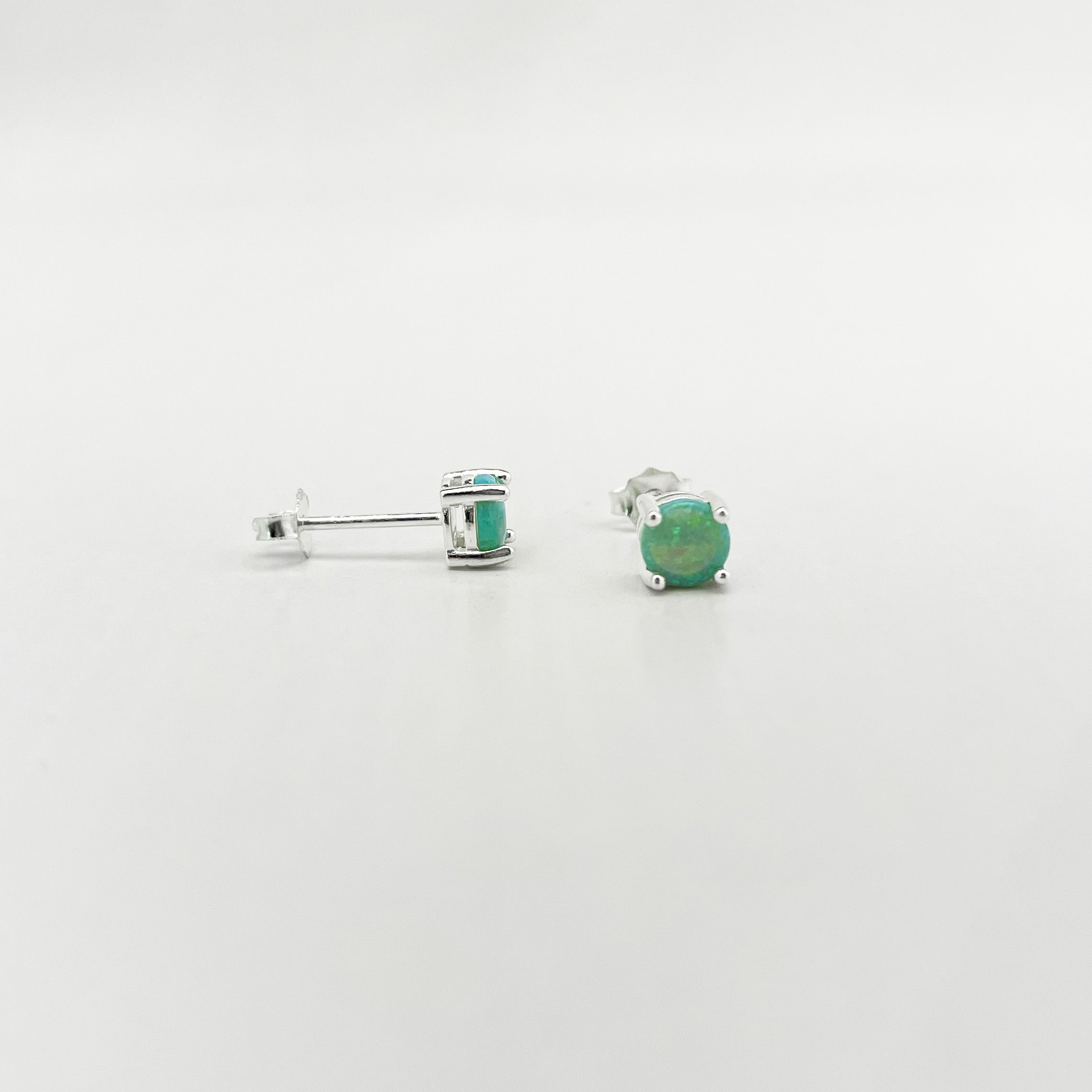 SYNTHETIC OPAL STUD WITH PRONGS Green Opal